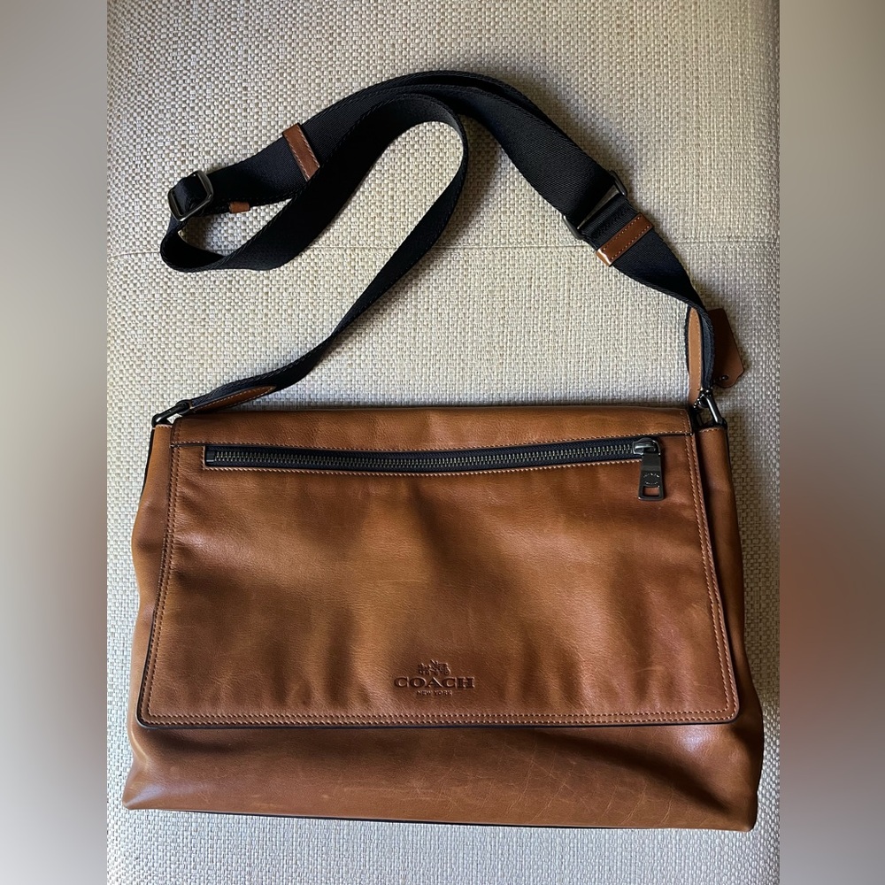 Coach Sullivan Messenger Bag in Sport
Calf Leather NEW without tags